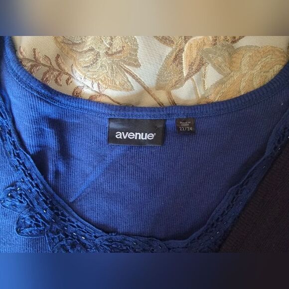 Avenue Navy/Black Lace Trim Tops + Bonus Leggings - Picture 3 of 6